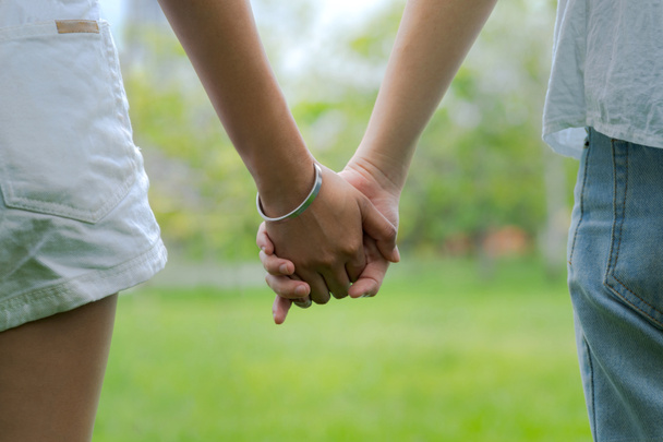 Paare halten Händchen im schönen Park - Foto, Bild