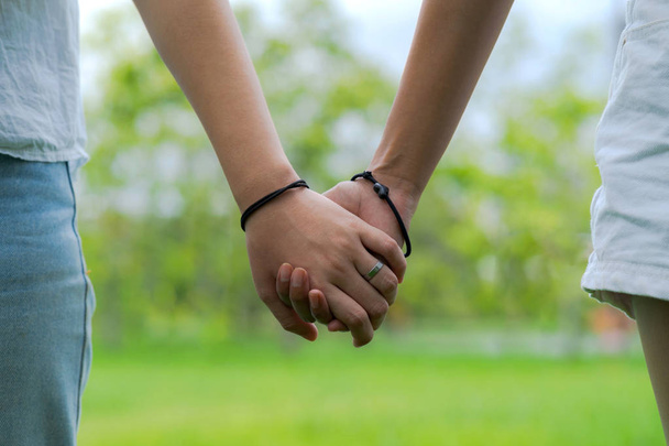 Couples tenant la main dans un beau parc
 - Photo, image