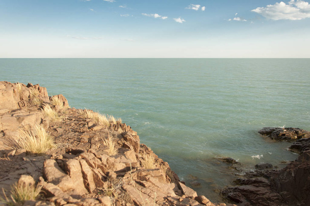 schöner Felsstrand mit Meer und blauem Himmel Landschaft Hintergrund - Foto, Bild