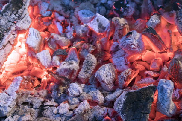 Carvões quentes brilhantes com cinzas cinzentas para churrasco, fundo natural ou textura
 - Foto, Imagem