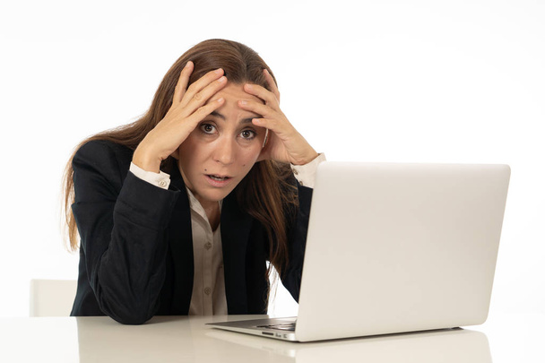 Mujer de negocios desesperada con computadora
 - Foto, imagen