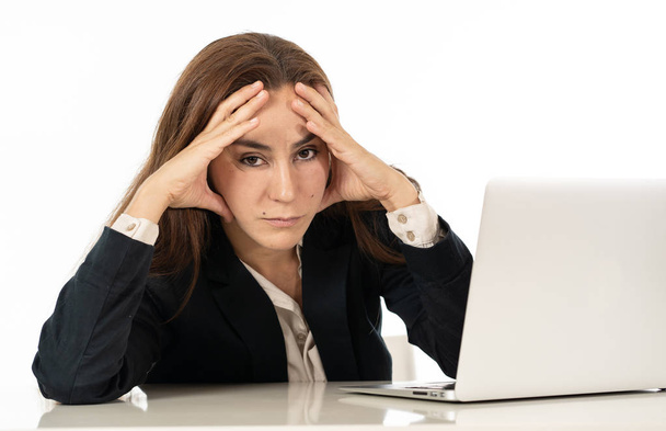 Business woman desperate with computer - Foto, afbeelding