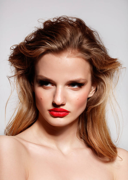 studio portrait of attractive fashion model with red lips and wavy hair - Foto, afbeelding