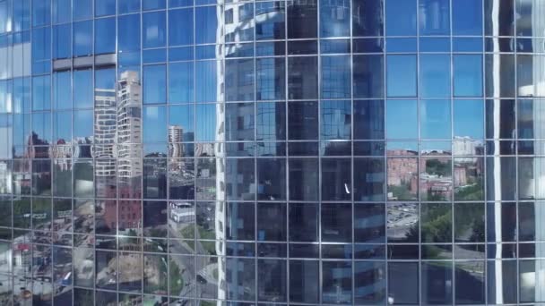 空中。モダンなビジネス センターです。企業の建物の窓に大都市の反射. - 映像、動画