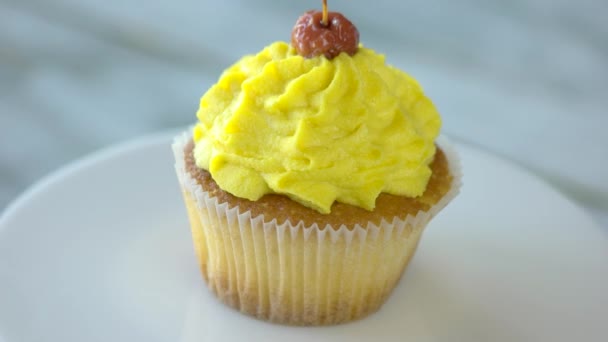 Cupcake con deliciosa crema amarilla
. - Metraje, vídeo
