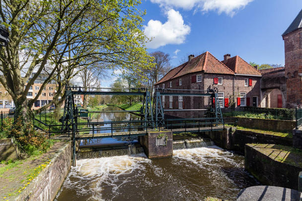 Ortaçağdan kalma şehir duvar Koppelpoort ve Eem nehir Amersfoort, Hollanda - Fotoğraf, Görsel