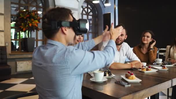 die Menschen mit Virtual-Reality-Headsets auf einer Baustelle. Die Frau zeigt der Gruppe von Architekten und Ingenieuren das Projekt des zukünftigen Interieurs des Raumes im 3D-Simulator - Filmmaterial, Video