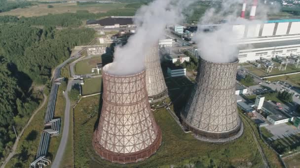 Luchtfoto op de werkplek van de macht. Koeltoren van kerncentrale. branden van steenkool energiecentrale - Video