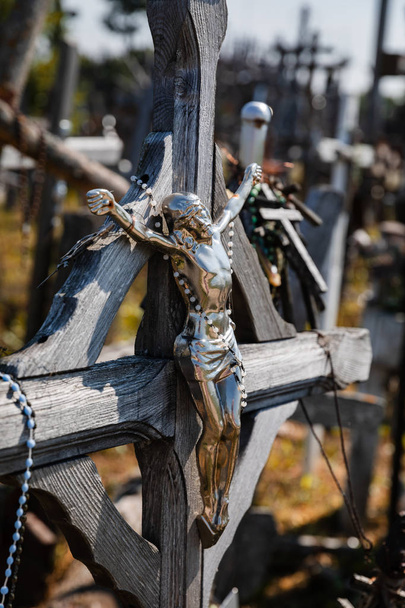 Η σταύρωση του Χριστού. Λόφος του σταυροί είναι ένα μοναδικό μνημείο της ιστορίας και της θρησκευτικής λαϊκής τέχνης στην Σιαουλιάι, Λιθουανία.  - Φωτογραφία, εικόνα