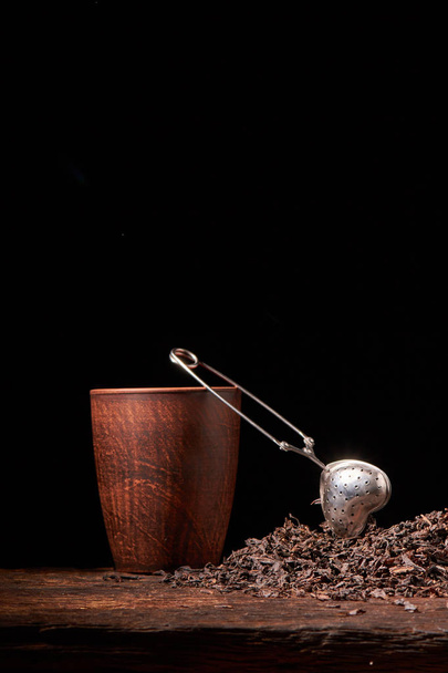 süzgeç closeup, bardak ve çaydanlık ahşap kartı arka plan üzerinde siyah Çin çay seti Kuru - Fotoğraf, Görsel