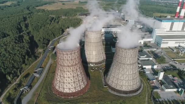 Letecký pohled na pracovní elektrárna. Chladicí věže jaderné elektrárny. uhlí hořící elektrárny - Záběry, video