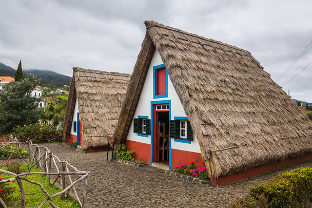 Casa tradicional em Santana, Ilha da Madeira, Portugal
 - Foto, Imagem
