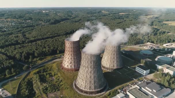 Luchtfoto op de werkplek van de macht. Koeltoren van kerncentrale. branden van steenkool energiecentrale - Video