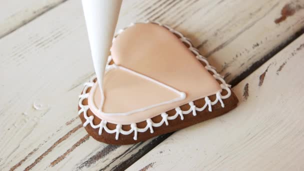 Διακόσμηση καρδιά σχήμα cookie με δαντέλα σε λευκό. - Πλάνα, βίντεο