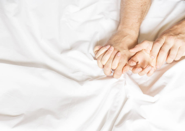 Ręce para seks na łóżku z bliska - Zdjęcie, obraz