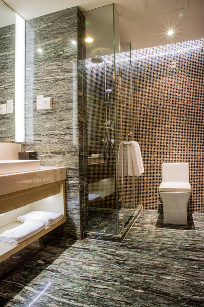 Luxury ensuite 5 star bathroom in bedroom - Foto, Bild