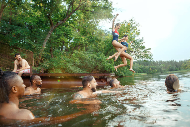 Arkadaş grubu zevk nehir parti. Gençlerin grup güzel mutlu birlikte nehirde - Fotoğraf, Görsel