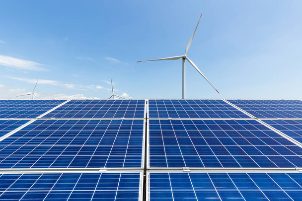 panel słoneczny i turbiny wiatrowej przeciw jasne niebo, krajobraz czystej energii - Zdjęcie, obraz