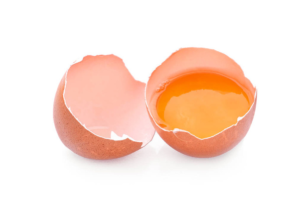 Huevo roto aislado sobre fondo blanco - Foto, Imagen
