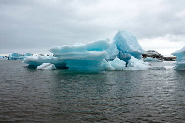 Icebergs in Jokulsarlon Glacier Lagoon that comes from Vatnajokull, Europes largest glacier - Fotografie, Obrázek