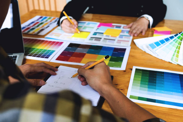 Graafiset suunnittelijat valita värejä väribändejä näytteitä suunnittelu .Designer graafinen luovuus työtä käsite
 .  - Valokuva, kuva
