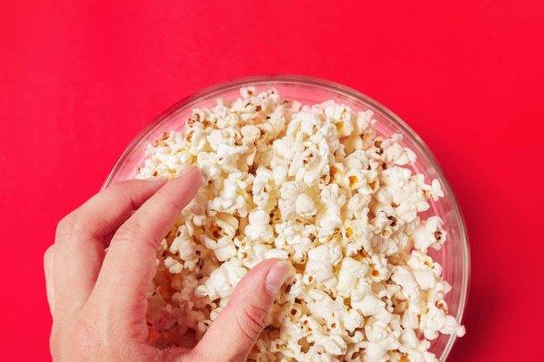 popcorn on color background - Foto, afbeelding