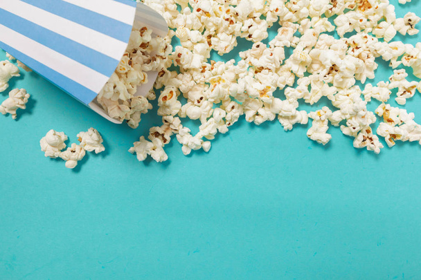 popcorn on color background close up  - Zdjęcie, obraz