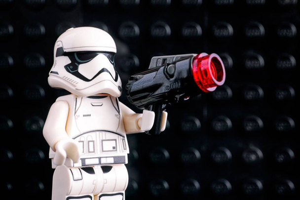 Tambov, Federación Rusa - 08 de julio de 2018 Minifigura Stormtrooper de Lego First Order con blaster sobre fondo de placa base negra. Captura de estudio
. - Foto, imagen