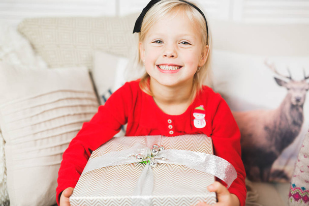 Porträt von niedlichen kleinen schönen Mädchen mit Geschenkbox - Foto, Bild