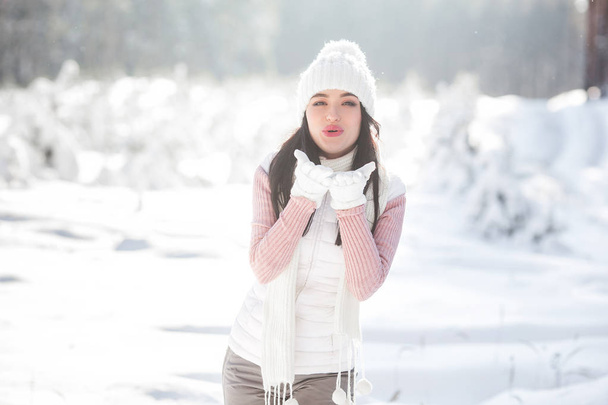 Κοντινό πλάνο με πορτρέτο του όμορφη γυναίκα σε ξύλο του χειμώνα. Ελκυστική γυναίκα που χαμογελάει σε κάμερα - Φωτογραφία, εικόνα