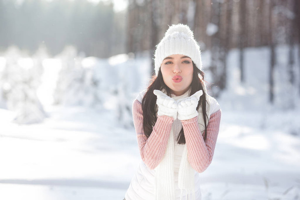 Ritratto ravvicinato di giovane bella donna nel bosco invernale. Attraente signora sorridente alla fotocamera
 - Foto, immagini