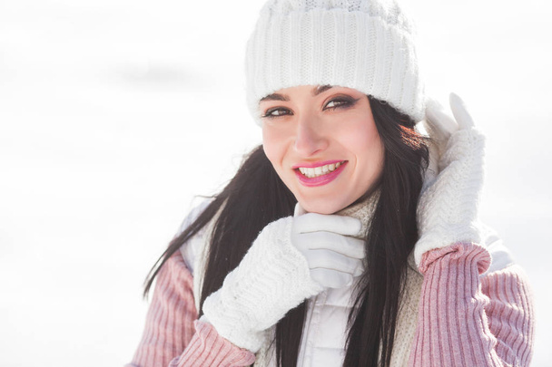 Primer plano retrato de la joven mujer hermosa en el bosque de invierno. Atractiva dama sonriendo a la cámara
 - Foto, imagen