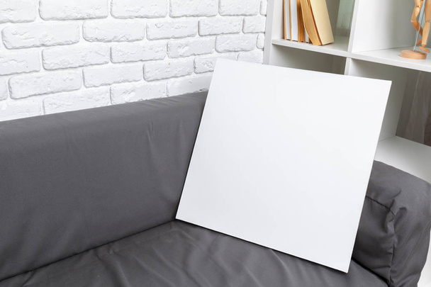 ソファの上の空白のホワイト ボード - 写真・画像