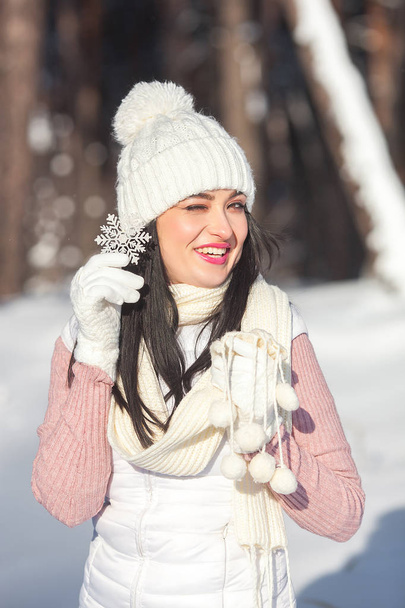 Muotokuva nuori iloinen nainen lumihiutale talvella tausta
 - Valokuva, kuva
