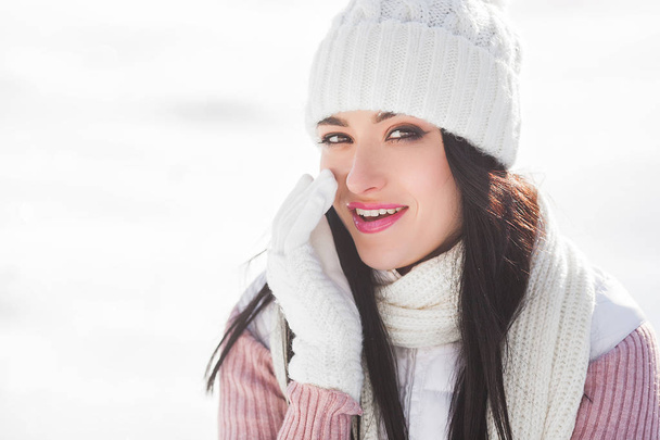 Close up portrait of young beautiful woman in winter time - Photo, Image