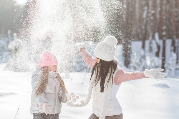 Весела сім'я розважається на відкритому повітрі взимку
 - Фото, зображення