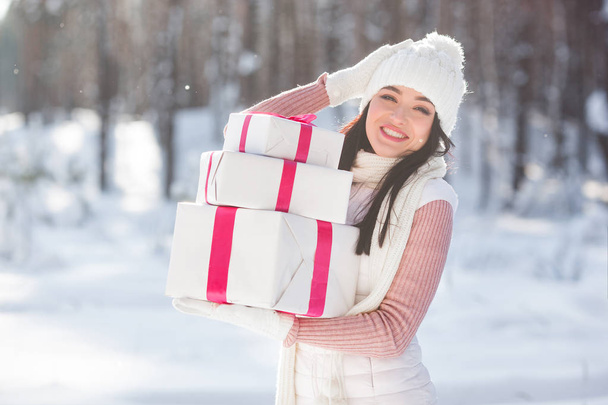 Mujer atractiva joven con regalos de Navidad
 - Foto, imagen