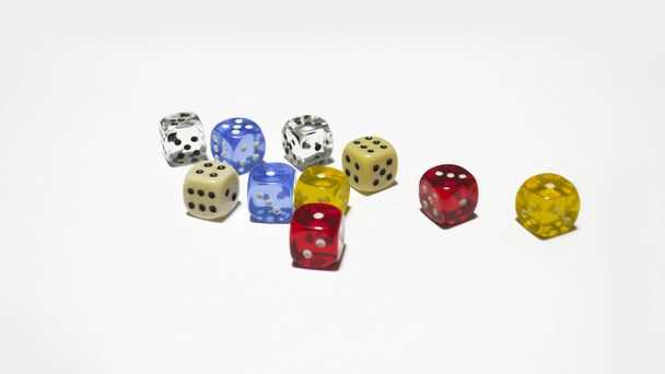 um pequeno cubo com cada lado tendo um número diferente de pontos nele, variando de um a seis, jogado e usado em jogos de azar e outros jogos que envolvem o acaso
. - Foto, Imagem