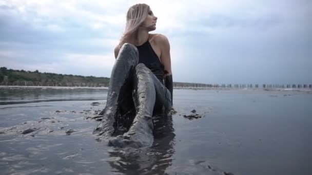Чарівні стрункі блондинки отримати вимазаний грязьові Чорне виглядає як НАФТА нафту - Кадри, відео