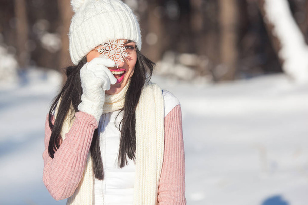 Portret młodej kobiety piękne w zimowym drewnem z bliska. Atrakcyjna Pani uśmiecha się do kamery - Zdjęcie, obraz