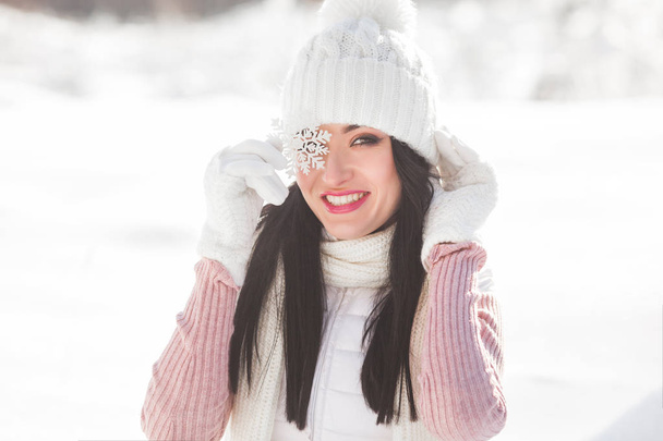 Крупный план портрет молодой красивой женщины в зимнее время
 - Фото, изображение