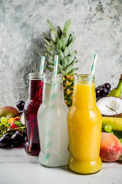 Концепция фруктовых соков, летние витамины, тропические фрукты и ягоды на светлом фоне
, - Фото, изображение