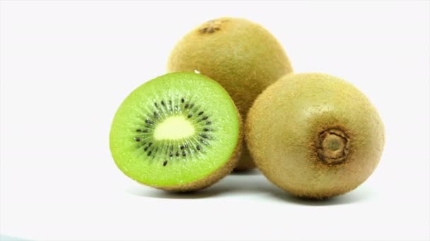 Frische Kiwi-Früchte auf weißem Hintergrund - Filmmaterial, Video