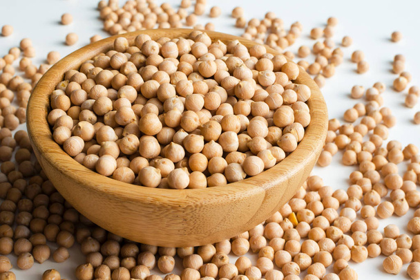 dry raw chickpeas in a bowl - Foto, imagen