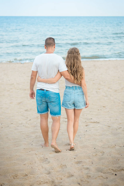 Beautiful young couple spend a day off on the beach, summer - Foto, Imagem