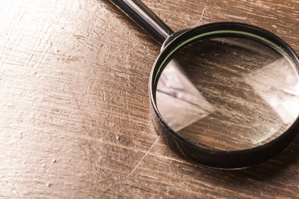 magnifying glass on the  wooden background - Foto, imagen