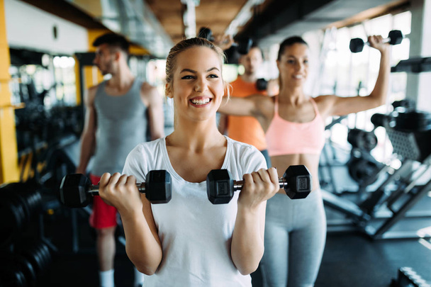 fitness, sport, exercising and healthy lifestyle concept - group of happy people in gym - Foto, Imagen
