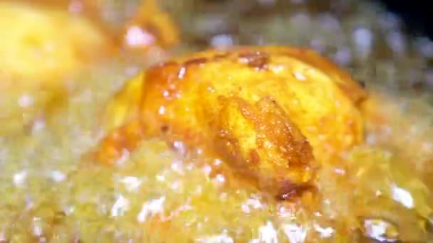 Τηγάνισμα νόστιμο κοτόπουλο στο μπολ - Πλάνα, βίντεο