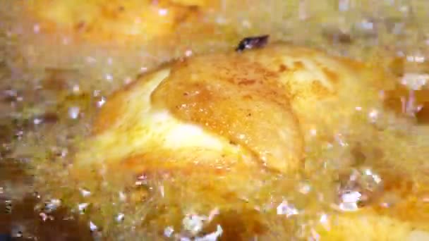 Frying delicious chicken in the bowl - Footage, Video
