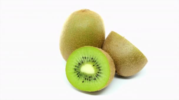 Fruta kiwi fresca sobre fondo blanco - Metraje, vídeo